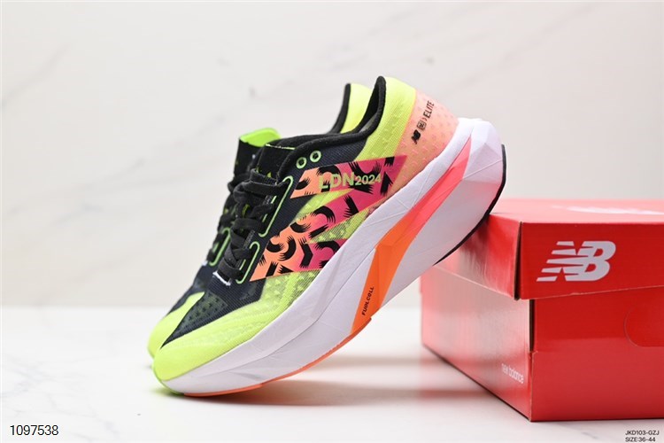 New Balance FuelCell Supercomp Trainer V