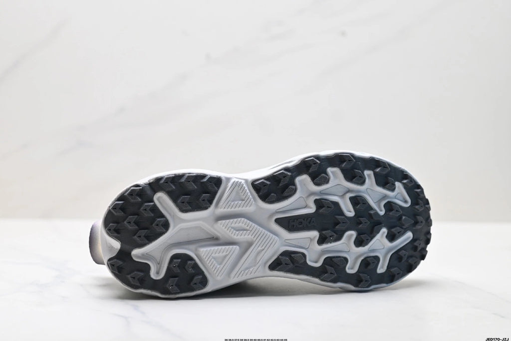 Hoka Challenger 8