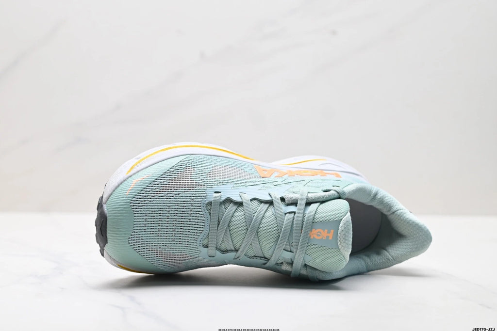 Hoka Challenger 8