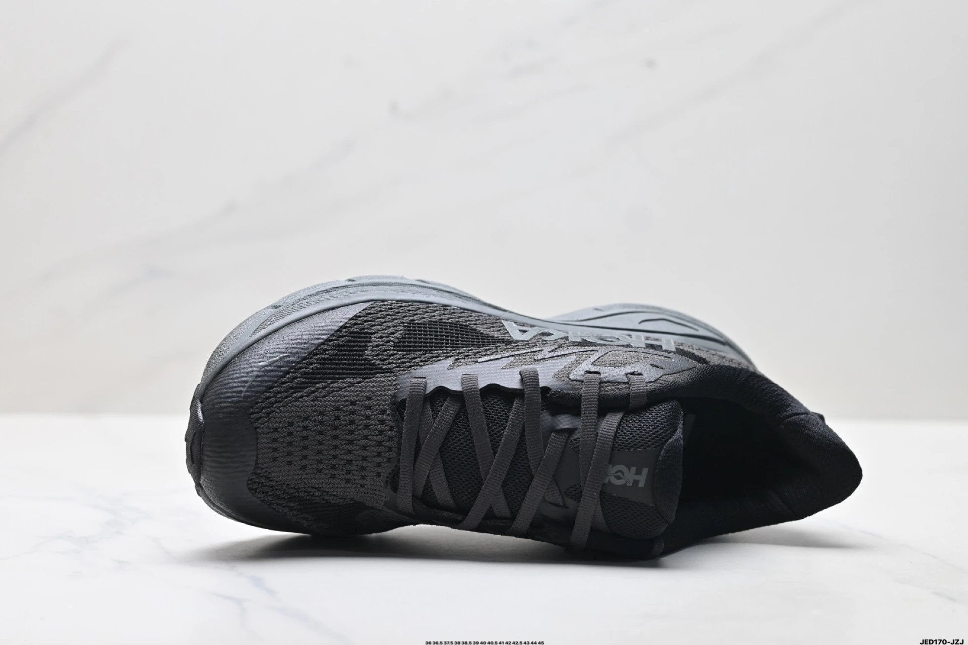 Hoka Challenger 8